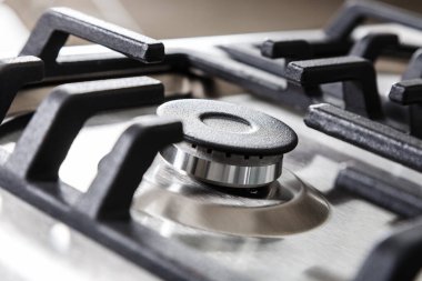 Mutfaktaki gaz sobasının ocağı yanıyor.
