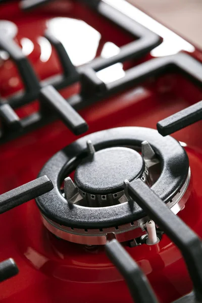 Mutfaktaki kırmızı gaz ocağında ocaklar var.