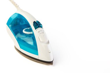 Elektrik ütüsü izole edilmiş beyaz arka planda duruyor. Metnin ya da imzan için boş yer var.