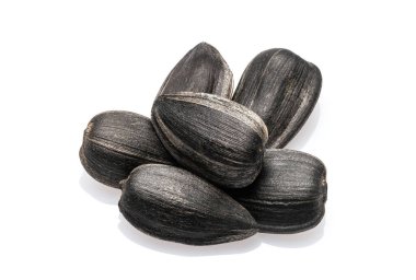 Beyaz arka planda izole edilmiş ayçiçeği tohumları. Yakın plan. Tam alan derinliği.