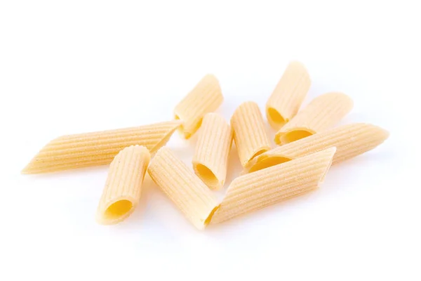 Rohe Federn Makkaroni Italienische Pasta Nahaufnahme Auf Weißem Hintergrund — Stockfoto