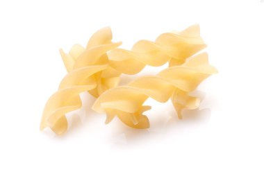 Çiğ İtalyan makarnası. Makarna beyaz arka planda izole edilmiş. Yakın plan..