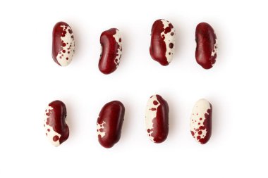 Böbrek fasulyeleri beyaz arka planda izole edilmiş. Kapat..