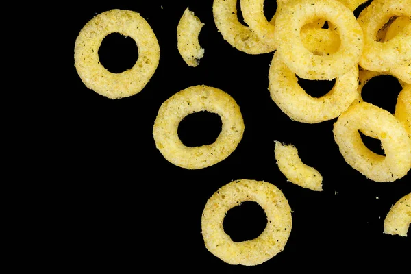 Σνακ Κρεμμύδι Δαχτυλίδι Απομονώνονται Μαύρο Φόντο Σωρός Από Τραγανά Δαχτυλίδια — Φωτογραφία Αρχείου