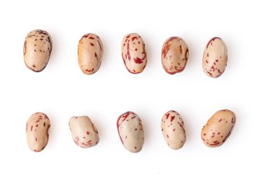 Böbrek fasulyeleri beyaz arka planda izole edilmiş. Kapat..