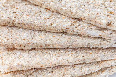 Diyet kuru ekmek çubukları. Diyet, sağlıklı yiyecekler ve atıştırmalıklar. Beyaz arkaplanda izole.