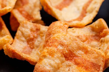 Patates kızartması, tuzlu pastırma, yakın plan detaylar. Siyah arka planda. Yakın plan..