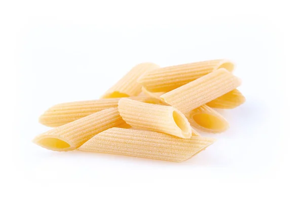 Rohe Federn Makkaroni Italienische Pasta Nahaufnahme Auf Weißem Hintergrund — Stockfoto