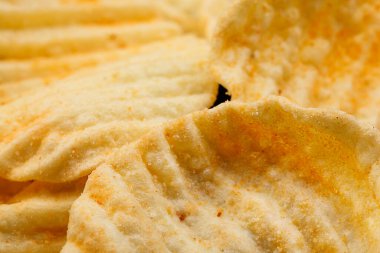 Siyah arka planda biberli patates pirzolası. Yakın plan..