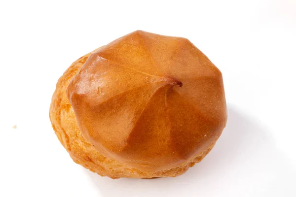 Profiterol ya da eclair, ev yapımı tatlılar, yakın plan, beyaz arka planda izole edilmiş..