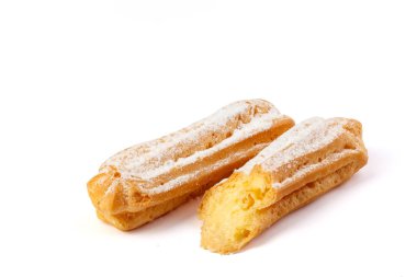 Beyaz arka planda izole edilmiş ekler. Lezzetli Fransız tatlısı. Tatlı tatlı. Tam alan derinliği.