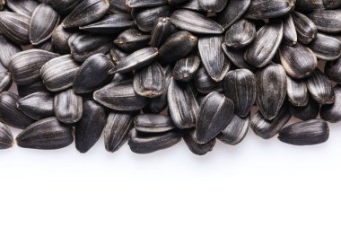 Siyah, doğal, kavrulmuş ay çekirdeği beyaz arka planda izole edilmiş. Doku veya arkaplan için.