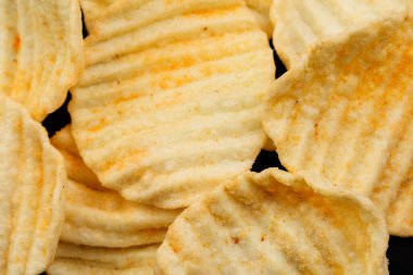 Siyah arka planda biberli patates pirzolası. Yakın plan..