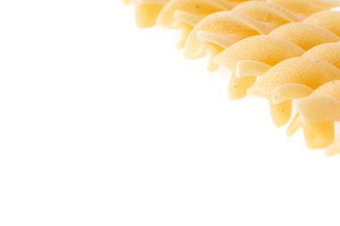 Çiğ İtalyan makarnası. Makarna beyaz arka planda izole edilmiş. Yakın plan..