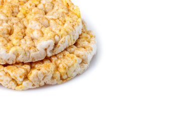 Karamelli mısır keki. Beyaz arka planda izole edilmiş bütün tahıllı çıtır ekmeği şişirdi. Kapat..