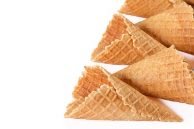 Beyaz arkaplanda izole edilmiş dondurma için boş gofret külahları.