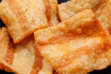 Patates kızartması, tuzlu pastırma, yakın plan detaylar. Siyah arka planda. Yakın plan..