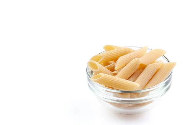 Rohe Federn Makkaroni Schale Italienische Pasta Nahaufnahme Isoliert Auf Weißem — Stockfoto