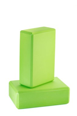 Beyaz arkaplanda yeşil polipropilen yoga bloğu var. Spor ve sağlık ürünleri.