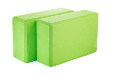 Beyaz arkaplanda yeşil polipropilen yoga bloğu var. Spor ve sağlık ürünleri.