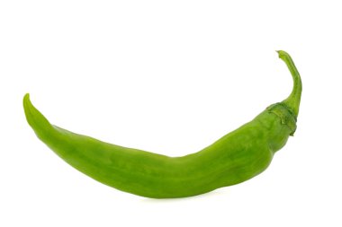 Yeşil kırmızı biber kabuğu, beyaz arka planda izole edilmiş. Kapat.