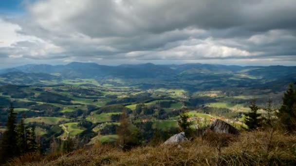 Timelapse wolken vliegen over een vallei in de berg — Stockvideo