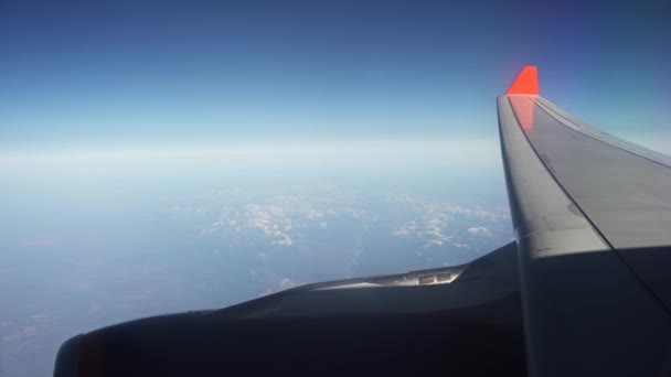 Vista da un aereo ad alta quota su ala e turbina — Video Stock