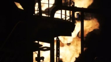 Siyah metal endüstrisinin arkasında güçlü alevler var.