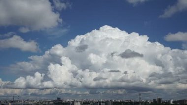 Büyük bir yağmur bulutu oluştu ve Saint Petersburg şehrinin üzerine yağmaya başladı.