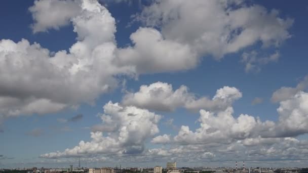 Wolken fliegen über der Stadt Sankt Petersburg, Zeitraffer — Stockvideo