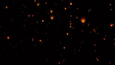 Uçan Gökyüzü Fenerleri karanlık gökyüzünde uçar