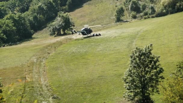 Helikopter ratunkowy przyleciał odebrać rannego na wzgórzu. — Wideo stockowe