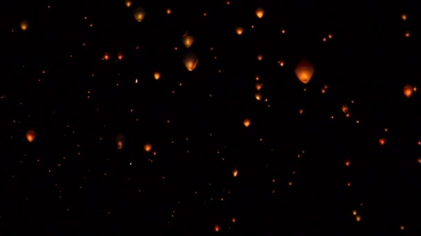 Uçan Gökyüzü Fenerleri karanlık gökyüzünde uçar — Stok video