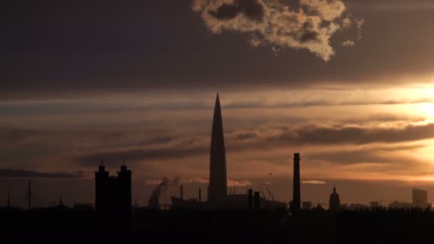 Rascacielos en el fondo de una ciudad industrial al atardecer silueta — Vídeos de Stock