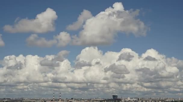 Nubes vuelan sobre la ciudad de San Petersburgo, timelapse — Vídeos de Stock