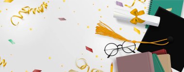 Mezuniyet vektör afişi. Lisans kağıdı, kitap, defter ve kalem, gözlük, altın konfeti, kurdele ve yıldız ile şapka yukarıdan görüntülenen nesneleri ile Arka Plan Tebrikler mezunları.