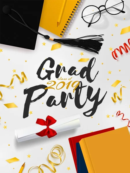 Banner vectorial de graduación. Fondo Felicitaciones graduados con objetos vistos desde arriba sombrero con papel de grado, libros, cuaderno y lápiz, gafas, confeti de oro, cintas y estrellas . — Archivo Imágenes Vectoriales