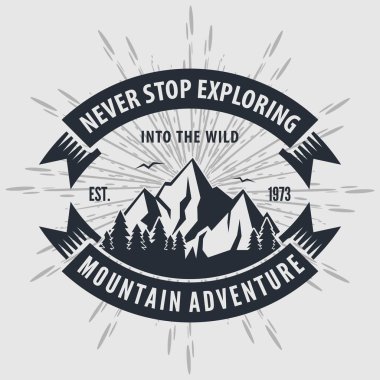Açık hava macera klasik etiketi, rozet, logo ya da amblem. Vektör illüstrasyonu.