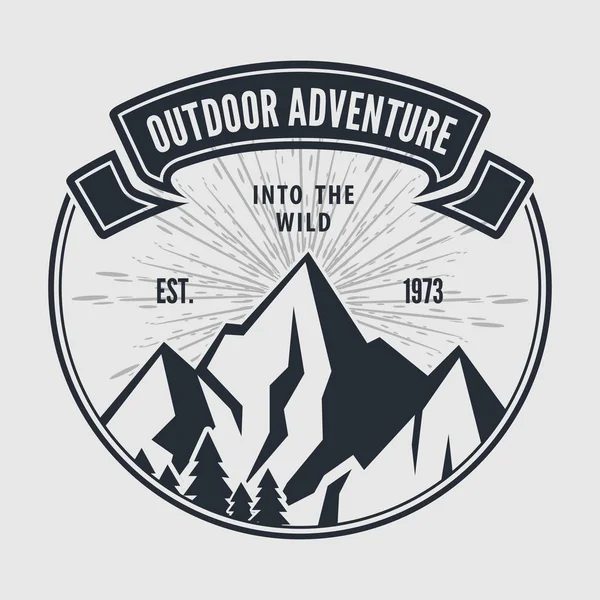 Outdoor Adventure Vintage Etikett, Abzeichen, Logo oder Emblem. Vektorillustration. — Stockvektor