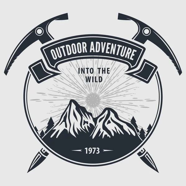 Outdoor Adventure Vintage Etikett, Abzeichen, Logo oder Emblem. Vektorillustration — Stockvektor