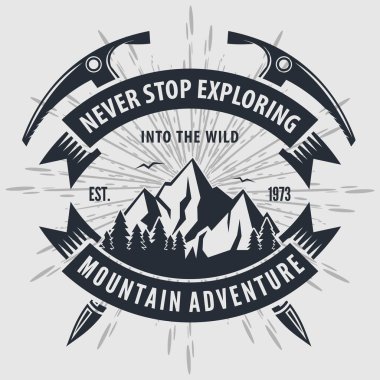 Dağ Macerası vintage etiketi, rozet, logo ya da amblem. Vektör illüstrasyonu