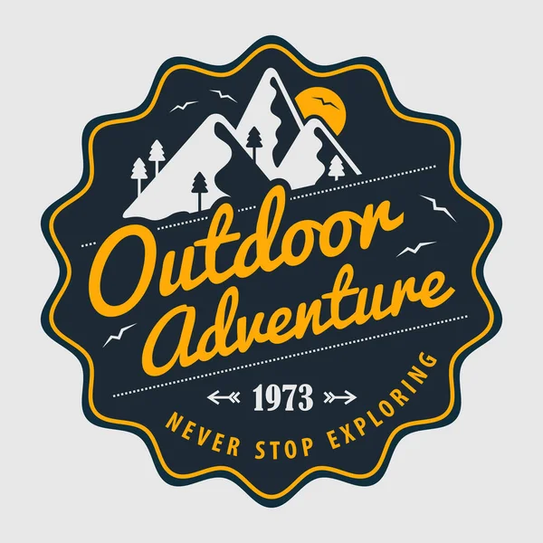 Outdoor Adventure Vintage Etikett, Abzeichen, Logo oder Emblem. Vektorillustration — Stockvektor