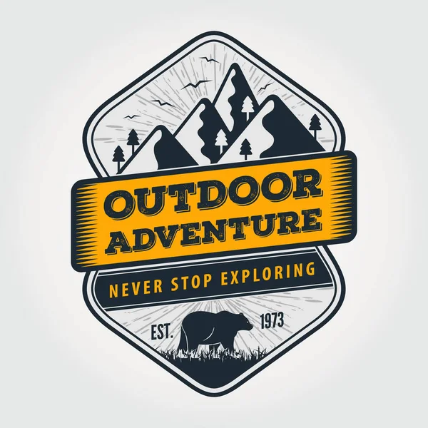 Outdoor Adventure Vintage Etikett, Abzeichen, Logo oder Emblem. Vektorillustration — Stockvektor