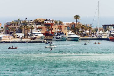 İspanya Denia 25 Nisan 2018.The eğitimi kurtarma ekipleri denizde limanda bir kurtarma helikopteri yardımıyla