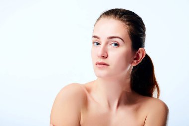 Taze ve temiz bir cilt üzerinde beyaz izole suratla genç güzel kadın portresi. Güzellik Cilt bakım ve tedavi kavramı. Moda güzellik modeli. Kozmetik.