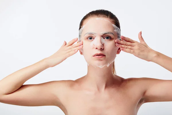 Wanita Muda Kaukasia Yang Cantik Mengenakan Penutup Kertas Wajahnya Terisolasi — Stok Foto