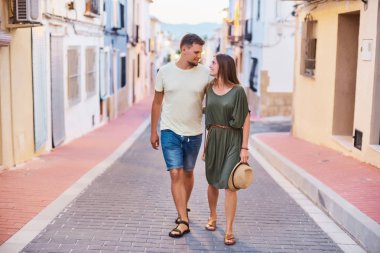 Sarılma ve küçük cadde boyunca yürüyüş aşık şehvetli genç çift.