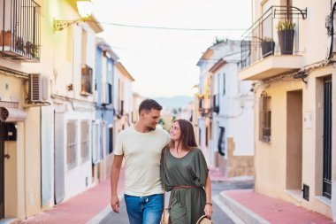 Sarılma ve eski binalar ile küçük sokak boyunca yürüyüş aşık şehvetli genç çift.