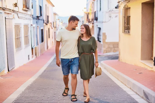 Gelukkige Jonge Paar Verliefd Wandelen Langs Kleine Straat Knuffelen — Stockfoto