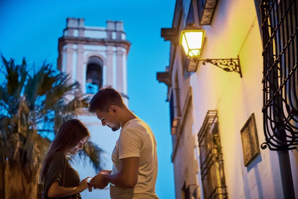 Foto Urbana Una Joven Pareja Feliz Mirando Teléfono Celular Sonriendo — Foto de Stock